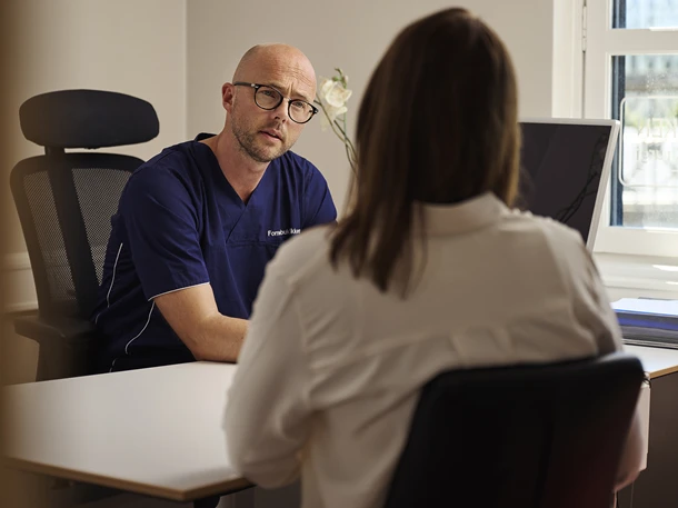 Konsultasjon med kirurg om tiden etter hofteprotese