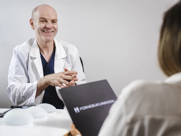 Fettsuging mage eller mageplastikk konsultasjon med Dr. Jørgen Utvoll