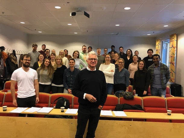 Diastasis rectii/rectus diastase brukes om at de to rette magemusklene er strukket eller glidd fra hverandre og ikke lenger er parallelle. Det er derfor vanlig ved mageplastikk å gjøre samtidig midtlinje reparasjon, også kalt rafing/raphi. På Fornebuklinikken har vi utviklet vår egen metode for rafing, og har utført flere tusen slike operasjoner. Dr. Barstad har i mange år vært invitert til å holde foredrag om metoden til plastikkirurger i utdanning i Norden (Nordisk kurs). 