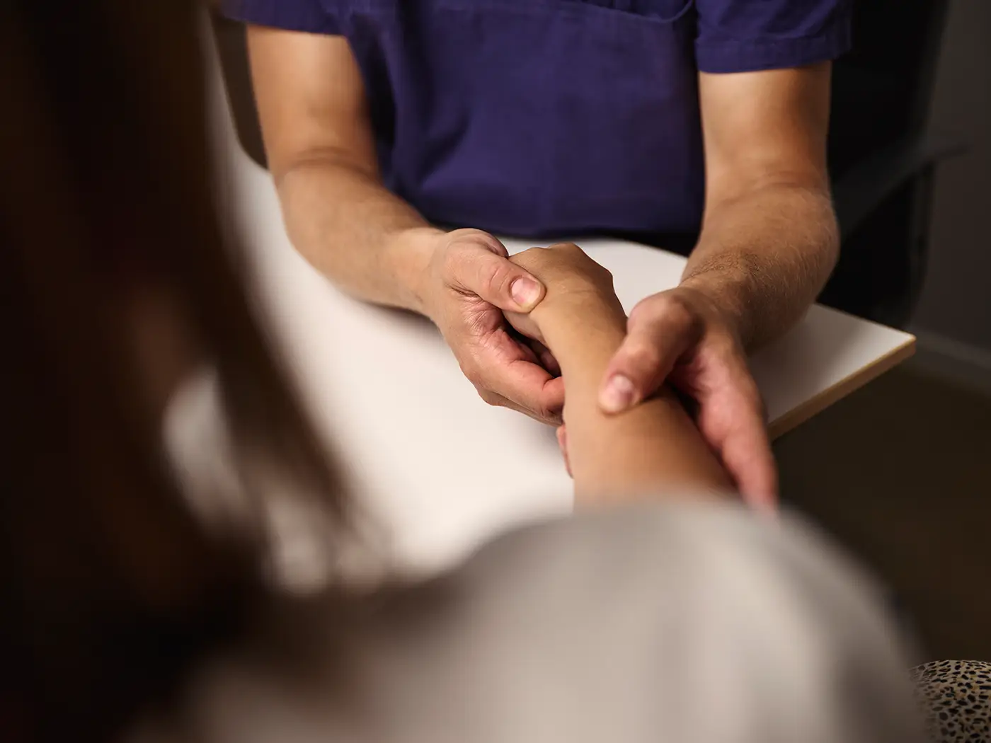Behandling av skader på leddbrusk - osteochondrale skader Fornebuklinikken spesialist ortopedi