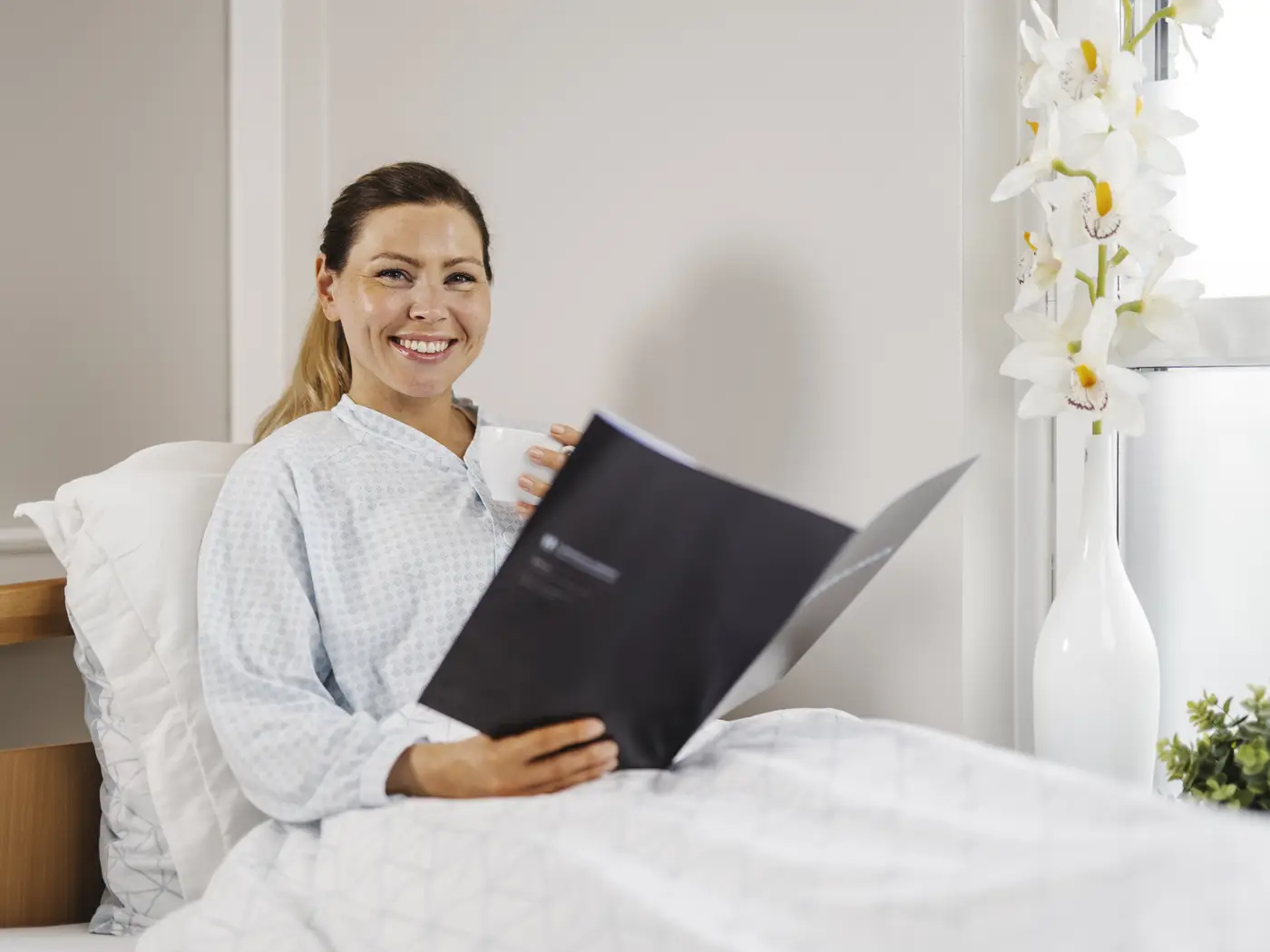 Laserbehandling for mindre arr. En smilende kvinne sslapper av etter behandling. 