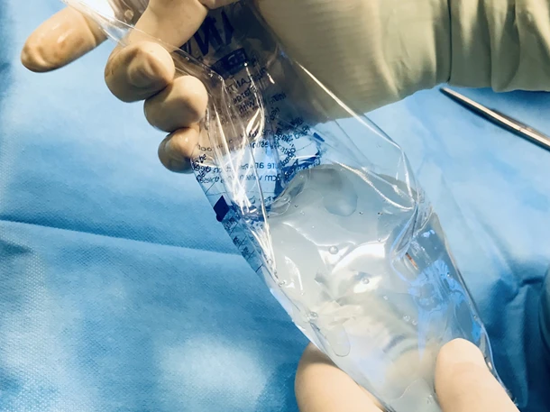 Keller Funnel er en traktformet spesialdesignet pose som fungerer som et leveringsystem for innsetting av ulike silikonproteser.