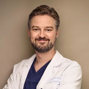 Fornebuklinikken_axel-justert-hvit-frakk-v2