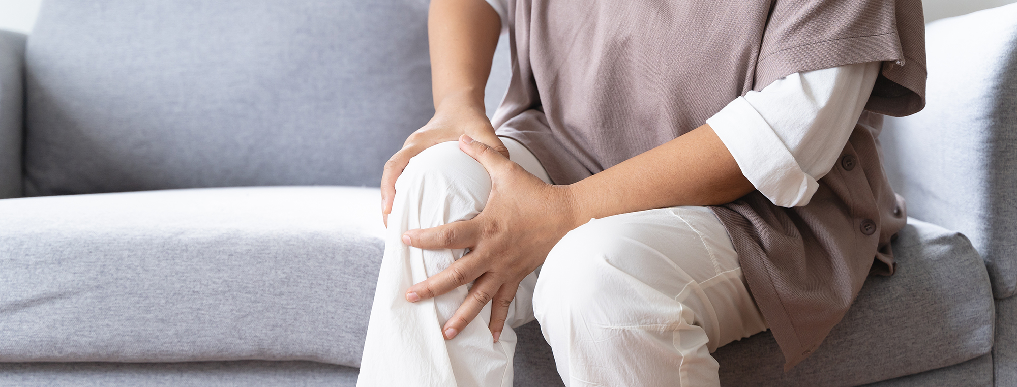 Dame holder seg til kneet korsbåndskade